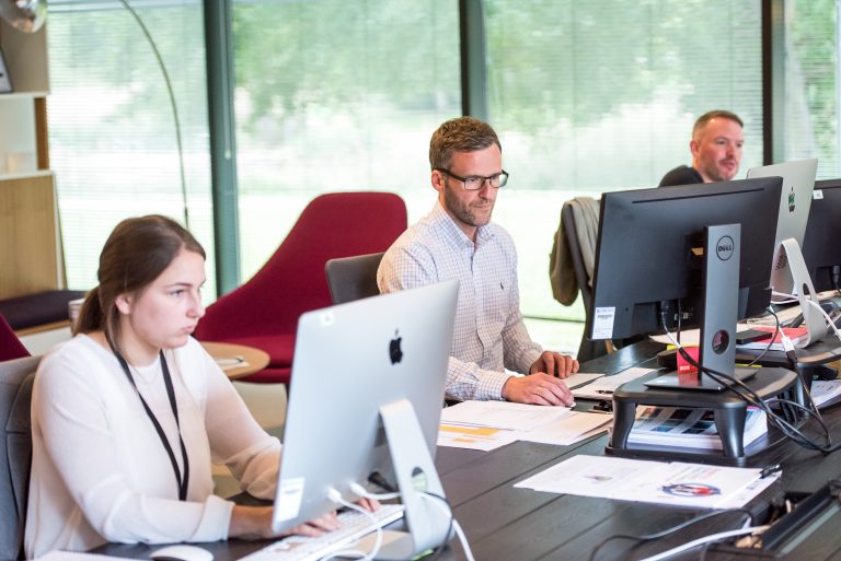 ways-to-track-employee-attendance-using-a-mobile-app-september-2021